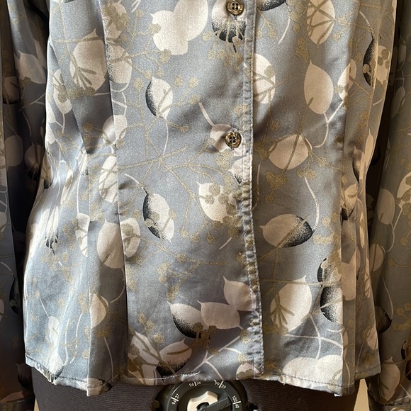 2/$30 Evan Picone Floral Satin Pleated and Tucked Button Down Blouse Size 12 - Picture 13 of 15